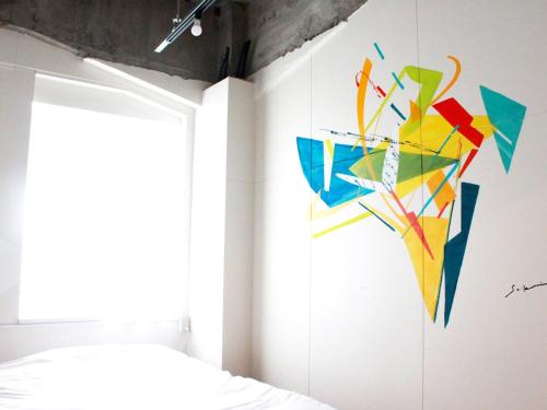 a kite on the wall of a bedroom at Hostel TangaTable in Kitakyushu