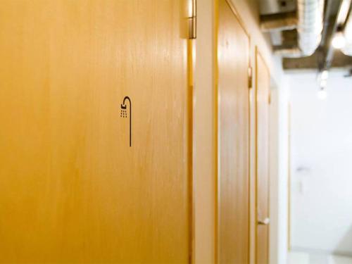 a hook on a wooden door in a room at Hostel TangaTable in Kitakyushu