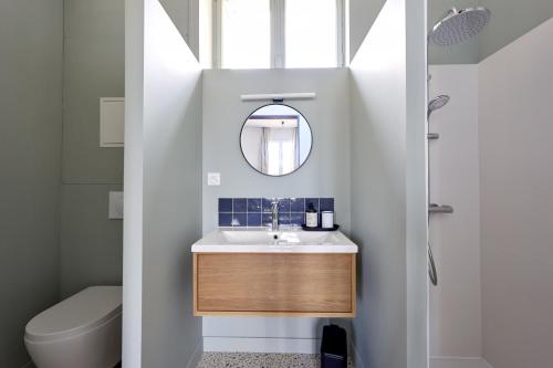 a bathroom with a sink and a mirror at Le Nid - appartements Bordeaux Centre in Bordeaux