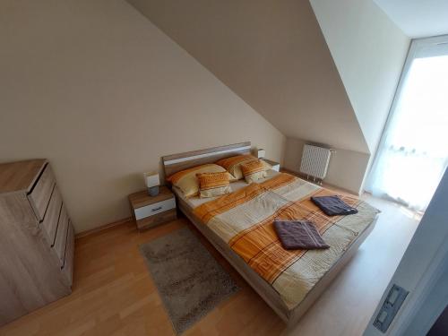Un pat sau paturi într-o cameră la Cserke Napfény Apartman