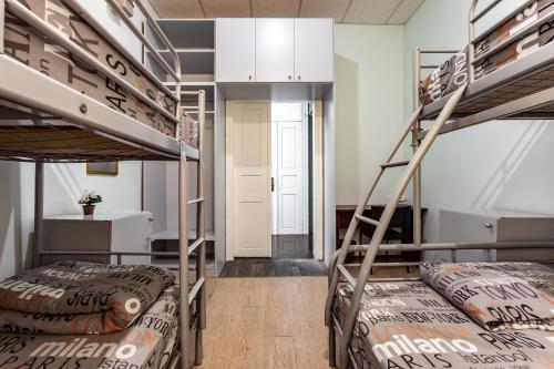 Poschodová posteľ alebo postele v izbe v ubytovaní Mister Hostel