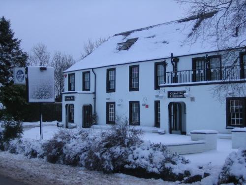 UplawmoorにあるUplawmoorの雪屋根白屋