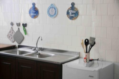 uma cozinha com um lavatório e uma bancada em Pepoli Apartment up 4pax Parking em Trapani
