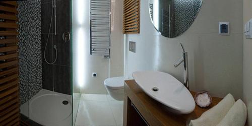 ヤスタルニャにあるNadmorski Parkのバスルーム(洗面台、トイレ、シャワー付)