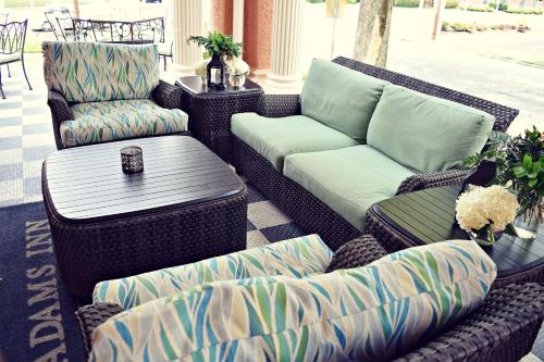 patio con sillas de mimbre, sofá y mesa en JH Adams Inn, Trademark Collection by Wyndham en High Point