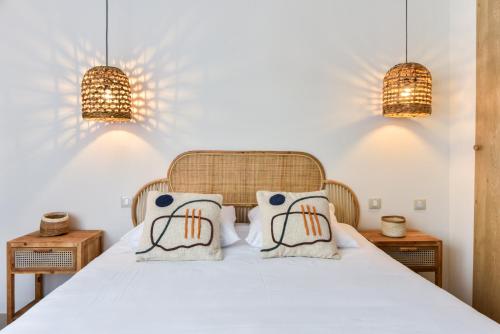 une chambre avec un lit blanc avec deux oreillers dans l'établissement Cozy apartment Juan-Les-Pins 200m Beach, à Antibes