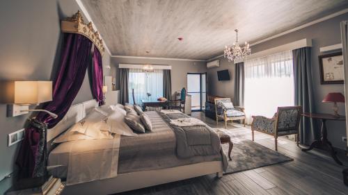 um quarto com uma cama grande e uma sala de estar em Arca dos Animais - Farming & SPA em Castelo Branco