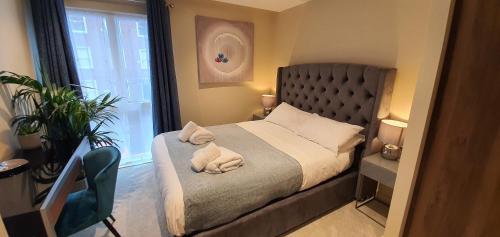 約克的住宿－Luxury One Bedroom Apartment Within the City Walls，一间卧室配有一张床,上面有两条毛巾