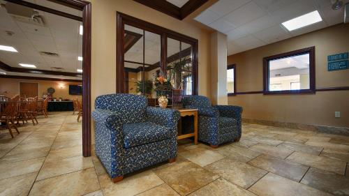 a living room filled with furniture and a large window at Best Western Mason Inn in Mason