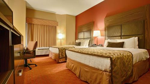 מיטה או מיטות בחדר ב-Best Western Plus Tulsa Woodland Hills Hotel and Suites
