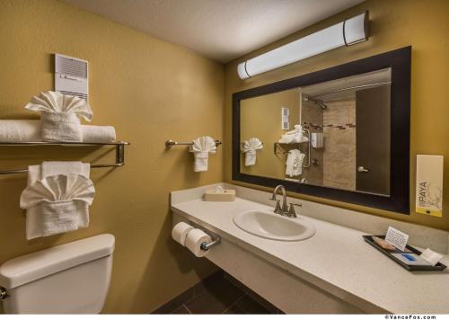 ボルダーシティにあるBest Western Hoover Dam Hotel - SE Henderson, Boulder Cityの洗面台、トイレ、鏡のあるバスルーム