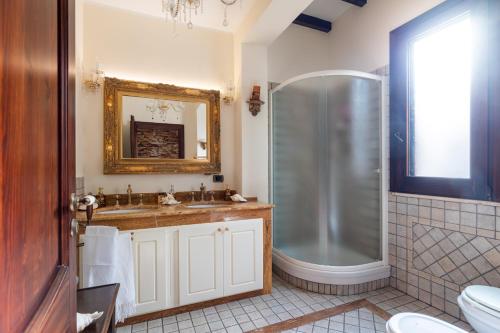 łazienka z prysznicem i umywalką w obiekcie Villa Melinda - Charme Holidays w mieście Licata
