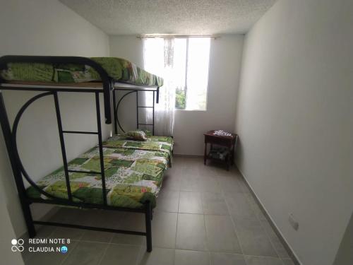 two bunk beds in a room with a window at Confortable apartamento vacacional in Ricaurte