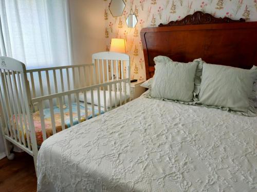 a bedroom with a crib and a bed with pillows at Casa castro in Cruces