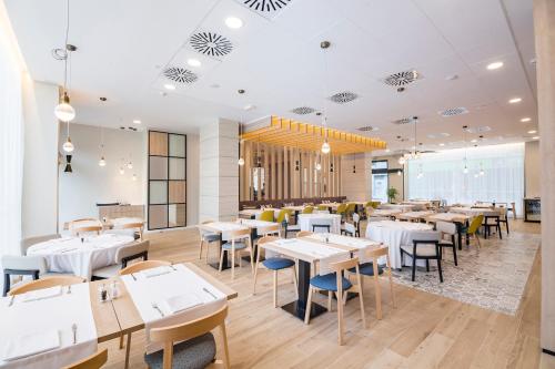 a dining room with tables and chairs in a restaurant at Golden Hotel Barcelona in Barcelona