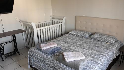 ein Schlafzimmer mit einem Bett mit zwei Kissen darauf in der Unterkunft Edificio Belio in Cascavel