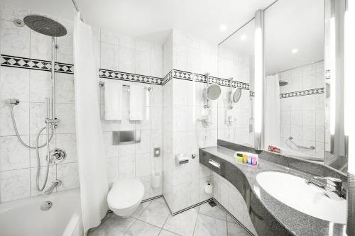 ein Bad mit einem WC, einem Waschbecken und einer Dusche in der Unterkunft co56 Hotel Chemnitz in Chemnitz