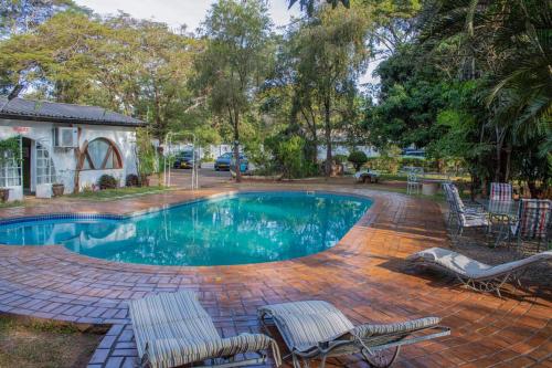 Piscina en o cerca de The Ad Lib Executive lodge