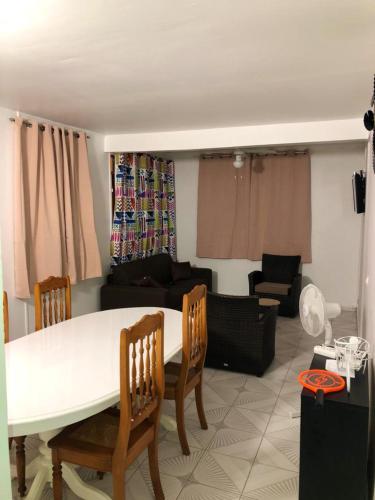 Ein Sitzbereich in der Unterkunft Maison charmante à Pointe-Noire avec vue mer