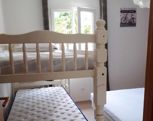 ein weißes Etagenbett in einem Zimmer mit Fenster in der Unterkunft Villa accueillante à Colonzelle avec piscine privée in Colonzelle