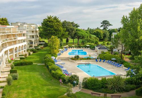 une vue aérienne d'un hôtel avec piscine dans l'établissement Appartement dans résidence avec piscine pour 6, à Pornichet