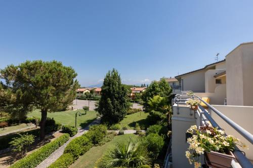 a view of a garden from the balcony of a apartment at Hotel Du Parc in Sirmione