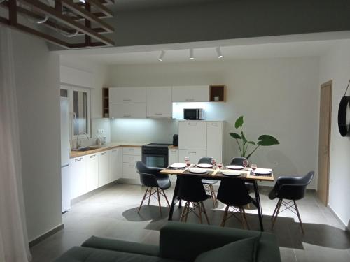 a kitchen and dining room with a table and chairs at Seaside luxury apartment in Analipsi