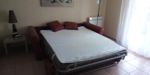 uma cama com duas almofadas num quarto em Studio Centre Thonon Les Bains em Thonon-les-Bains