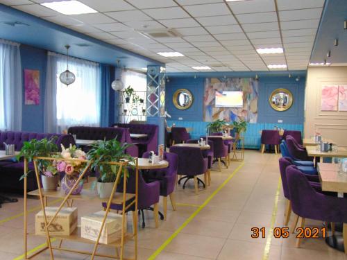 un comedor con mesas y sillas de color púrpura en Ostafyevo Complex, en Shcherbinka