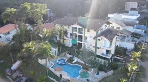 an aerial view of a house with a swimming pool at Solar do Forte Flats in Ubatuba