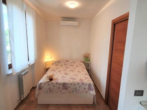 ein Schlafzimmer mit einem Bett in einem Zimmer mit einem Fenster in der Unterkunft La Finestra sul Conero Apartments in Numana