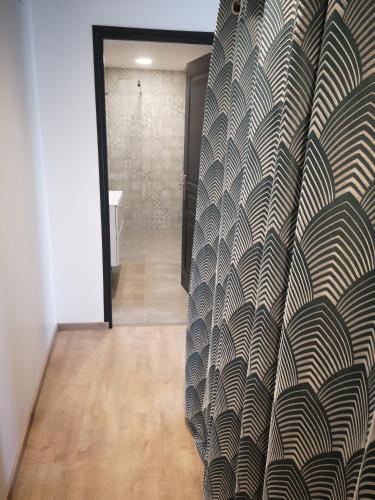 Cette chambre est dotée d'un mur orné d'un motif. dans l'établissement MAISON DU GABAS D'ANNA & ROSE, à Limendous