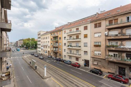 Sunny 2BDR Apartment with Balcony
