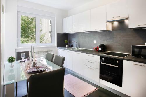 Sunny 2BDR Apartment with Balcony