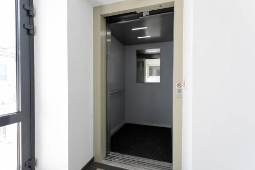 a hallway with a door leading to a walk in closet at Kuscheliges Stadtloft l LF26 in Vienna