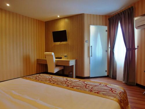 TV a/nebo společenská místnost v ubytování Mandarin Hotel Kota Kinabalu