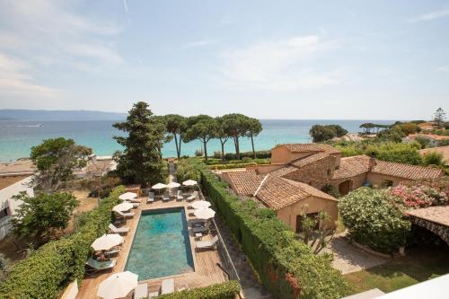 uma vista aérea de uma villa com piscina em Hôtel La Pinède em Ajaccio