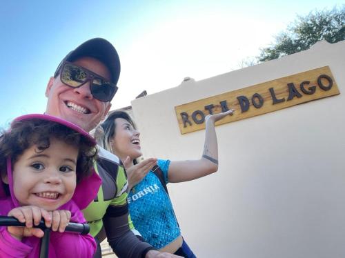 a man and a little girl standing in front of a store at Centro de Brasília, 5 minutos da Esplanada dos Ministérios in Brasilia