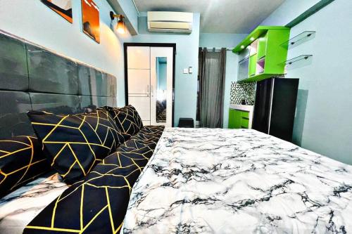 Katil atau katil-katil dalam bilik di Scandinavian Homey Studio @Green Bay Pluit Apartment