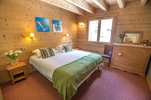 - une chambre avec un lit dans une cabane en bois dans l'établissement La Terrasse de Verchaix - Chambre d'hotes et gite, à Verchaix