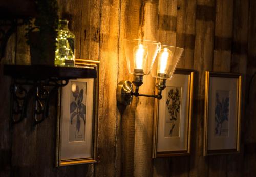 een paar lichtjes op een muur met foto's bij Bay Horse Inn Goldsborough in Knaresborough