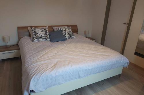 een bed in een slaapkamer met 2 kussens erop bij Vakantiehuis Hagegoud: erop uit in het Hageland in Geetbets
