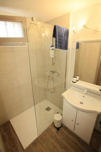 une salle de bain avec une douche en verre et un lavabo dans l'établissement Villa Mama Cocha 8 minutes à pied des plages, à Sanary-sur-Mer