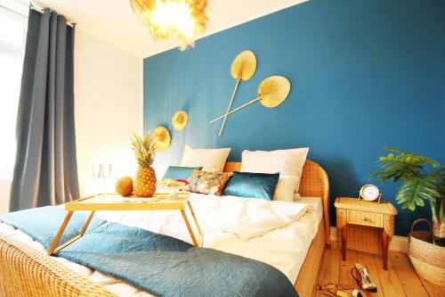a living room with a couch and a table at SECRET HIDEAWAYS tropical Feeling mit 2 Schlafzimmer nahe City l Messe l Flughafen l Hbf in Duisburg