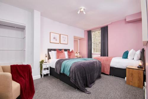 Tempat tidur dalam kamar di Wonderful Apartment in Bath wGarden - Sleeps 8