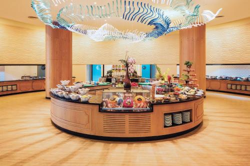 拉瑞Titanic Deluxe Lara的餐厅里展示食物的食品柜台