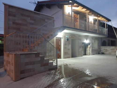 アルヌエロにあるApartamentos San Juanの階段のある家