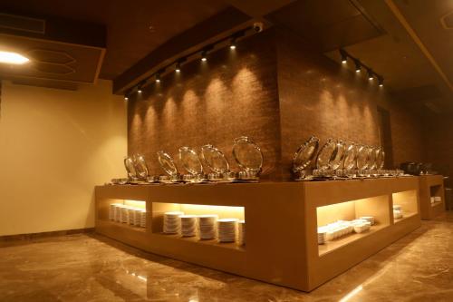 eine Vorstellung von Weingläsern in einem Zimmer in der Unterkunft Playotel Premier Guna in Guna