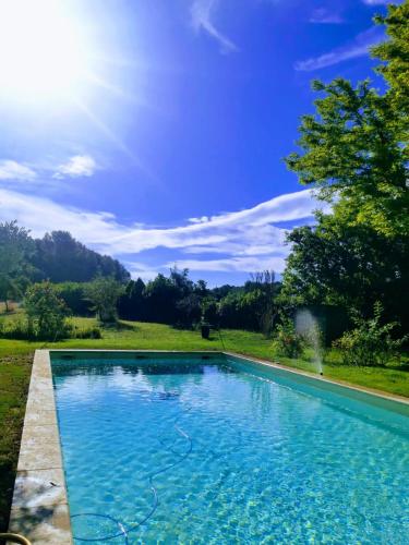 une piscine au milieu d'une cour dans l'établissement 1560- Domaine Des Cinq Jardins- A Magical and Authentic Mansion, à Fuveau