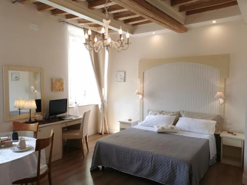 Un pat sau paturi într-o cameră la AriediParma - Rooms&apartments